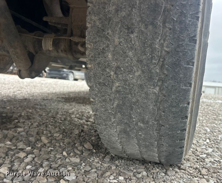 image for item ET6732 2003 Ford F250 XL Super Duty utility bed pickup truck