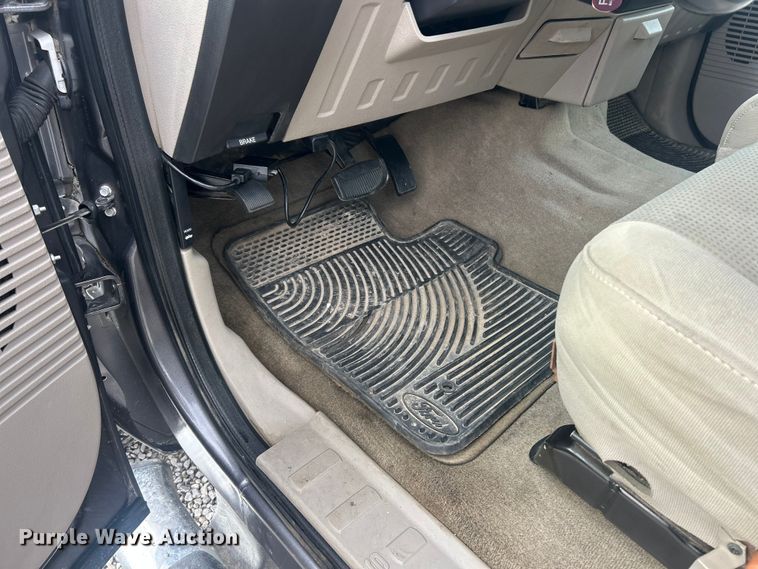 image for item ET6751 2008 Ford F350 Super Duty Crew Cab pickup truck