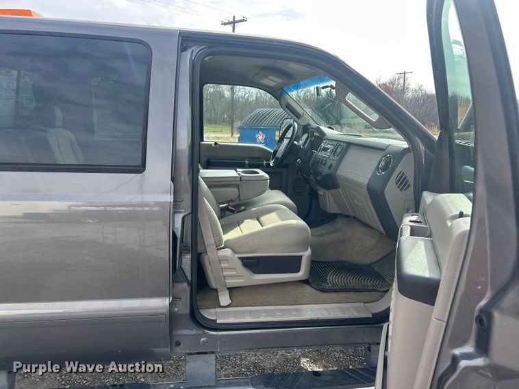 image for item ET6751 2008 Ford F350 Super Duty Crew Cab pickup truck