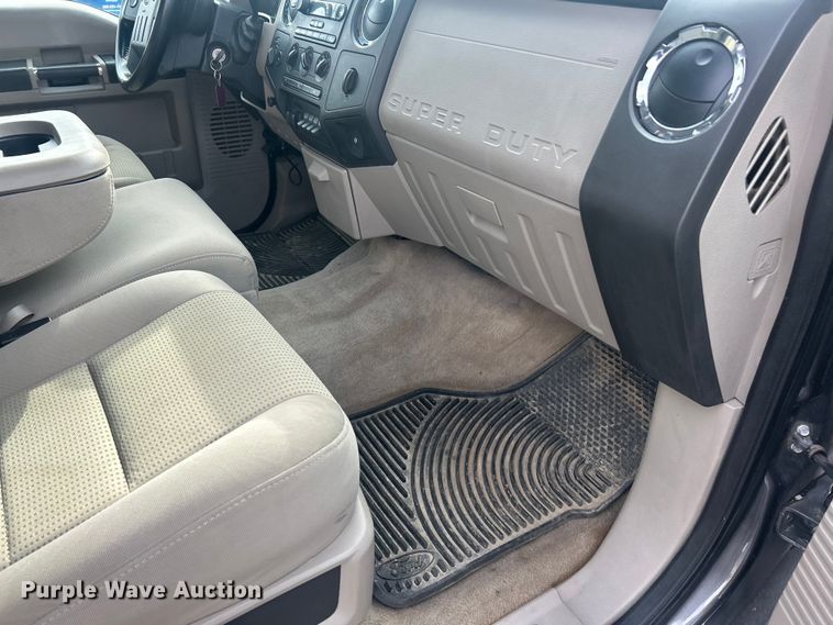 image for item ET6751 2008 Ford F350 Super Duty Crew Cab pickup truck