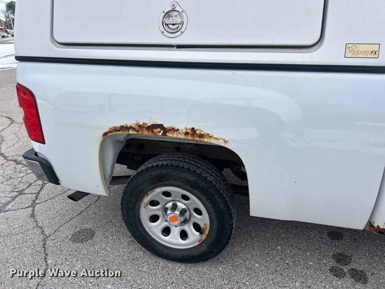 image for item ET6755 2012 Chevrolet Silverado 1500 pickup truck