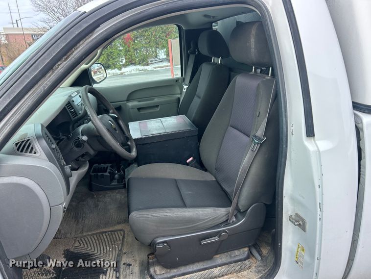 image for item ET6755 2012 Chevrolet Silverado 1500 pickup truck