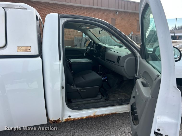 image for item ET6755 2012 Chevrolet Silverado 1500 pickup truck