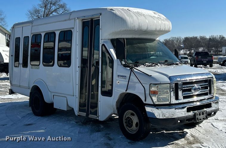 image for item ET6759 2008 Ford E350 Super Duty shuttle bus