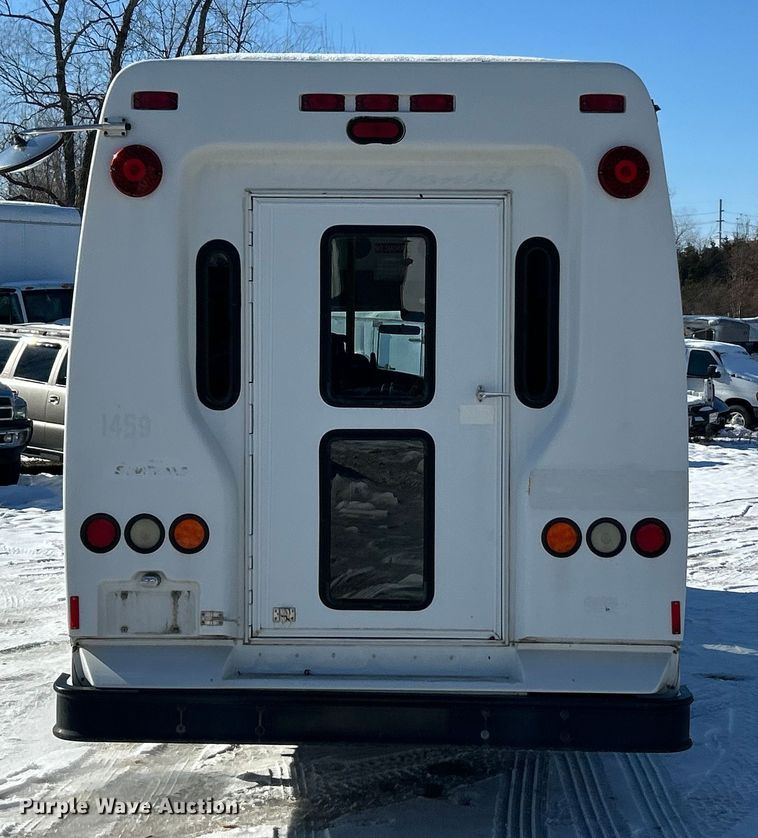 image for item ET6759 2008 Ford E350 Super Duty shuttle bus