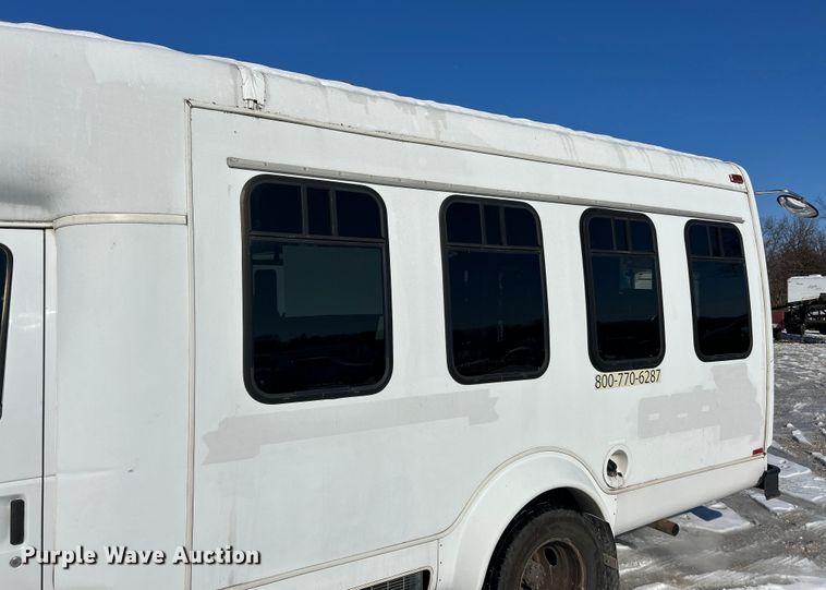 image for item ET6759 2008 Ford E350 Super Duty shuttle bus