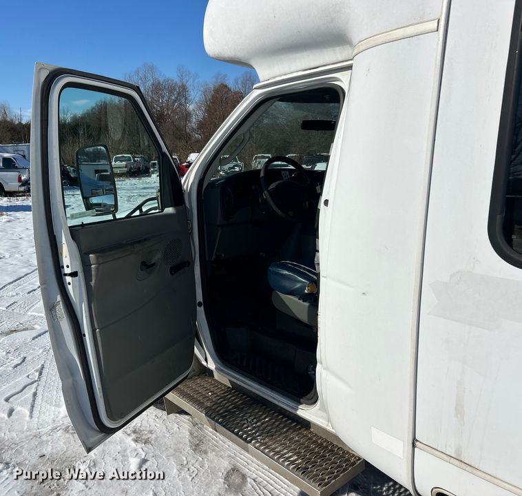 image for item ET6759 2008 Ford E350 Super Duty shuttle bus