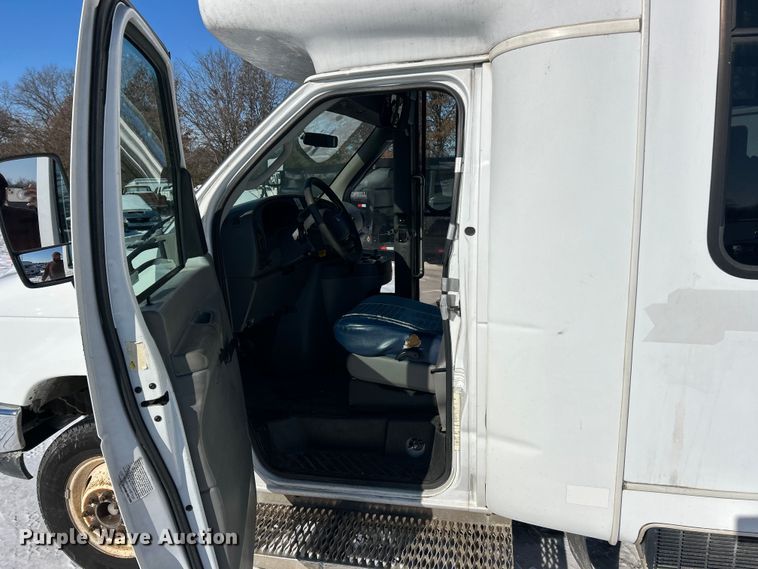 image for item ET6759 2008 Ford E350 Super Duty shuttle bus