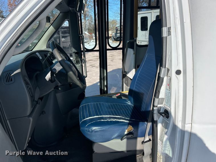 image for item ET6759 2008 Ford E350 Super Duty shuttle bus