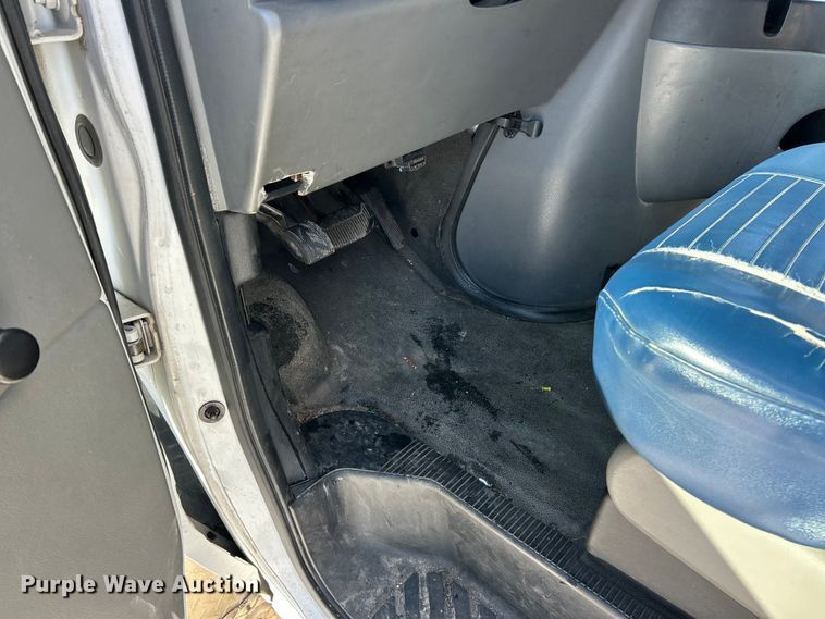 image for item ET6759 2008 Ford E350 Super Duty shuttle bus