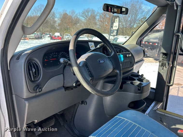 image for item ET6759 2008 Ford E350 Super Duty shuttle bus