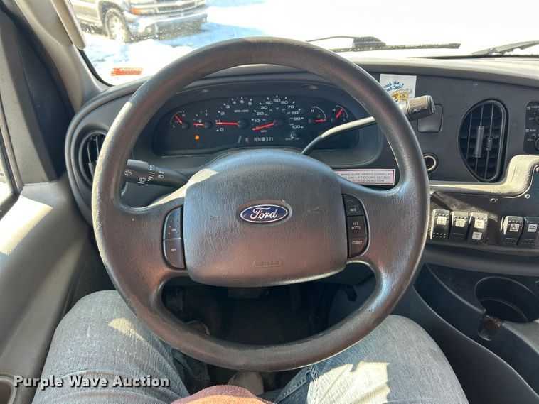 image for item ET6759 2008 Ford E350 Super Duty shuttle bus