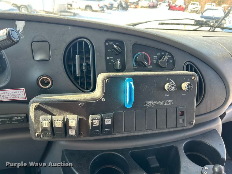 image for item ET6759 2008 Ford E350 Super Duty shuttle bus