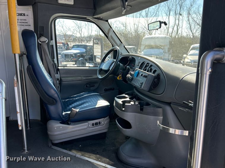 image for item ET6759 2008 Ford E350 Super Duty shuttle bus