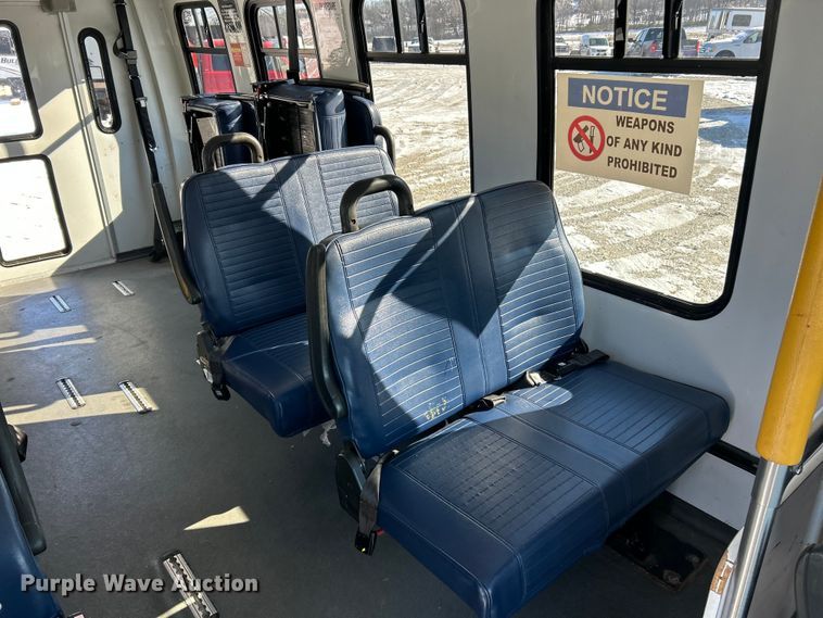 image for item ET6759 2008 Ford E350 Super Duty shuttle bus