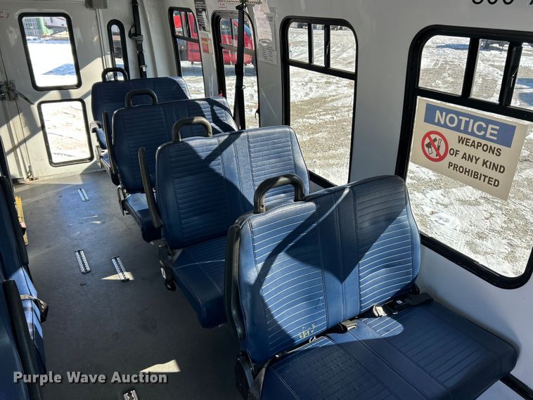 image for item ET6759 2008 Ford E350 Super Duty shuttle bus