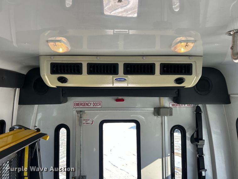 image for item ET6759 2008 Ford E350 Super Duty shuttle bus