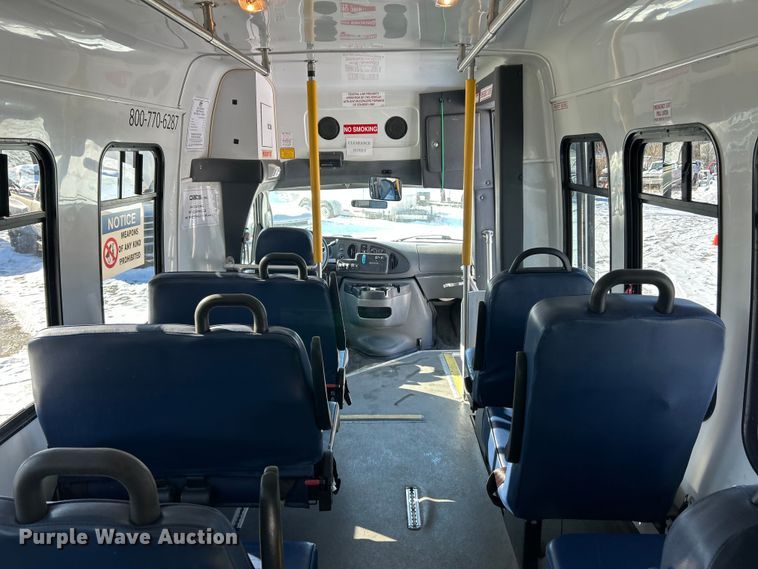 image for item ET6759 2008 Ford E350 Super Duty shuttle bus