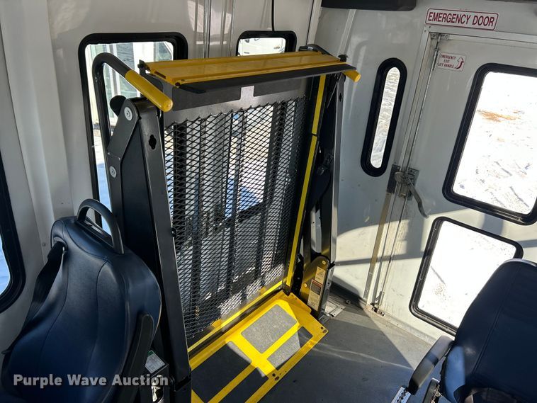 image for item ET6759 2008 Ford E350 Super Duty shuttle bus