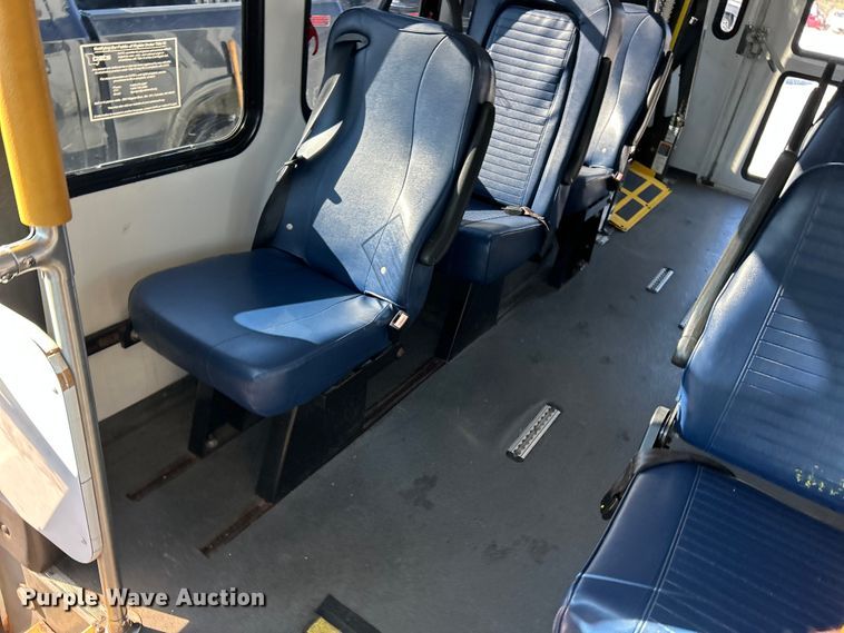 image for item ET6759 2008 Ford E350 Super Duty shuttle bus