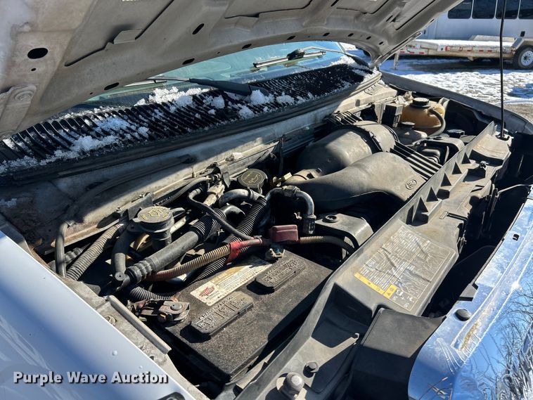 image for item ET6759 2008 Ford E350 Super Duty shuttle bus