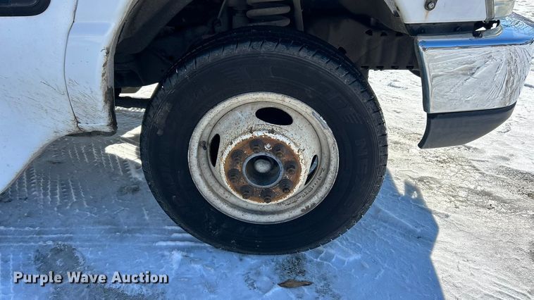 image for item ET6759 2008 Ford E350 Super Duty shuttle bus