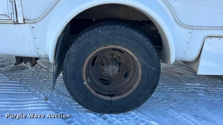 image for item ET6759 2008 Ford E350 Super Duty shuttle bus