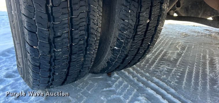 image for item ET6759 2008 Ford E350 Super Duty shuttle bus