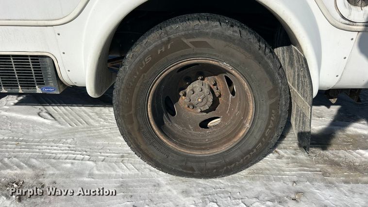 image for item ET6759 2008 Ford E350 Super Duty shuttle bus