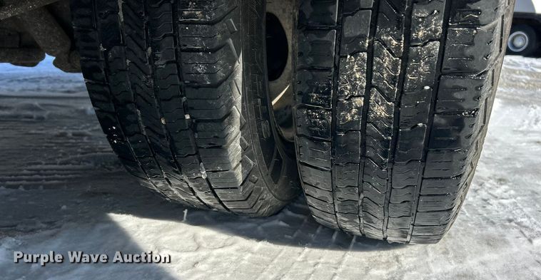 image for item ET6759 2008 Ford E350 Super Duty shuttle bus