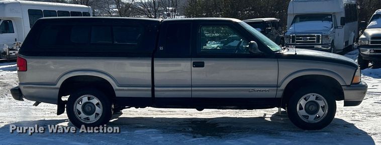 image for item ET6760 1998 GMC Sonoma SLS Ext. Cab pickup truck