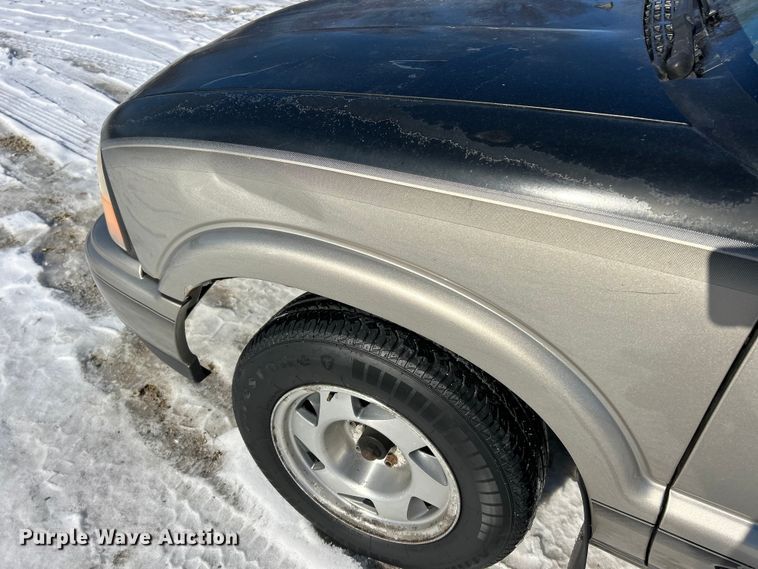 image for item ET6760 1998 GMC Sonoma SLS Ext. Cab pickup truck