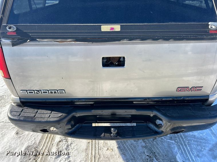 image for item ET6760 1998 GMC Sonoma SLS Ext. Cab pickup truck