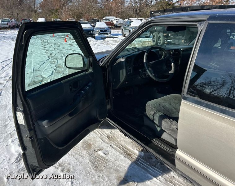 image for item ET6760 1998 GMC Sonoma SLS Ext. Cab pickup truck