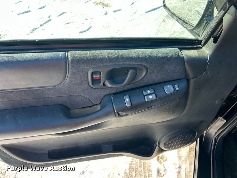 image for item ET6760 1998 GMC Sonoma SLS Ext. Cab pickup truck