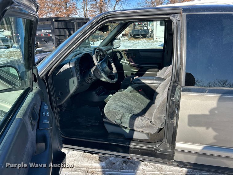 image for item ET6760 1998 GMC Sonoma SLS Ext. Cab pickup truck