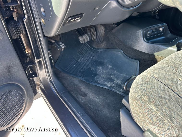 image for item ET6760 1998 GMC Sonoma SLS Ext. Cab pickup truck