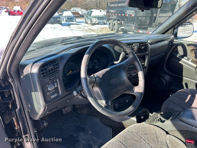 image for item ET6760 1998 GMC Sonoma SLS Ext. Cab pickup truck