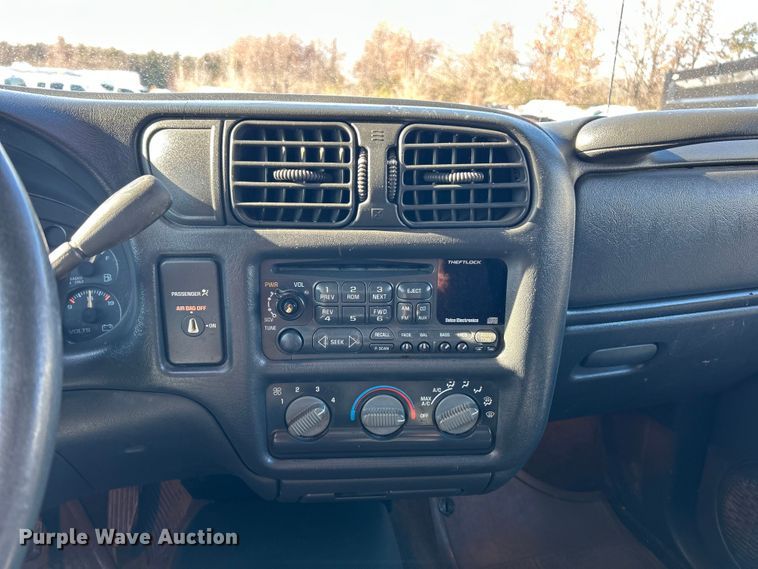 image for item ET6760 1998 GMC Sonoma SLS Ext. Cab pickup truck