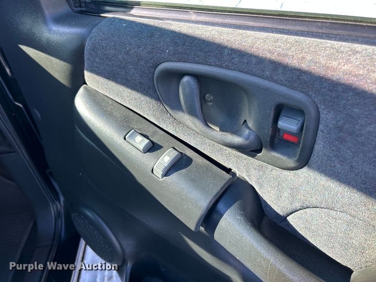 image for item ET6760 1998 GMC Sonoma SLS Ext. Cab pickup truck