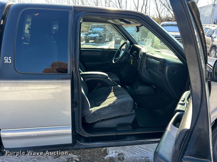 image for item ET6760 1998 GMC Sonoma SLS Ext. Cab pickup truck