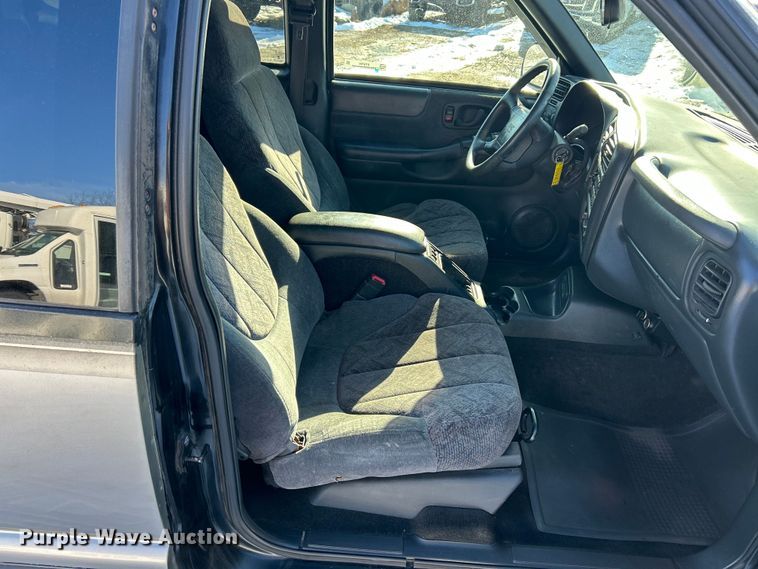 image for item ET6760 1998 GMC Sonoma SLS Ext. Cab pickup truck