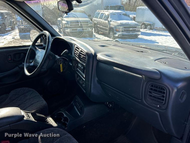 image for item ET6760 1998 GMC Sonoma SLS Ext. Cab pickup truck