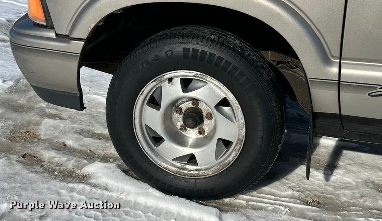 image for item ET6760 1998 GMC Sonoma SLS Ext. Cab pickup truck