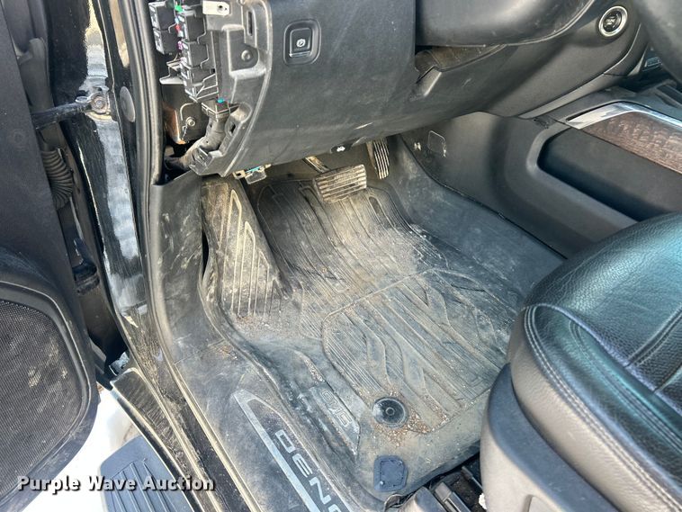 image for item ET6761 2020 GMC Sierra 3500HD Denali Crew Cab pickup truck