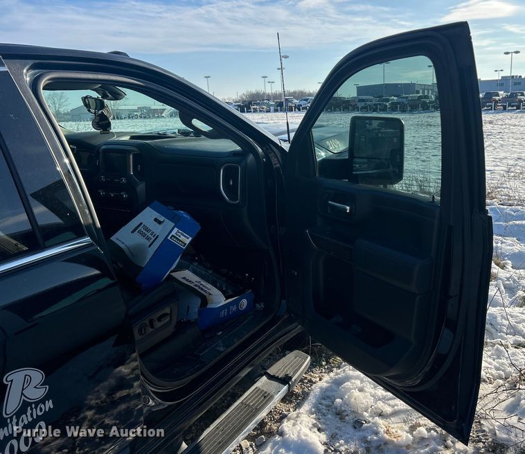 image for item ET6761 2020 GMC Sierra 3500HD Denali Crew Cab pickup truck