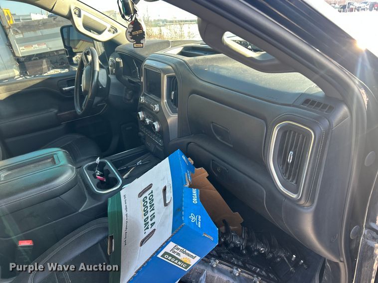 image for item ET6761 2020 GMC Sierra 3500HD Denali Crew Cab pickup truck