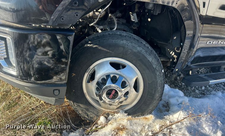 image for item ET6761 2020 GMC Sierra 3500HD Denali Crew Cab pickup truck