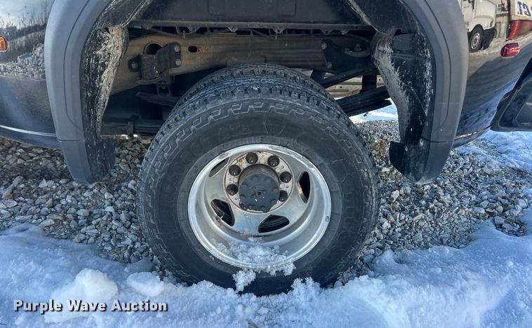 image for item ET6761 2020 GMC Sierra 3500HD Denali Crew Cab pickup truck