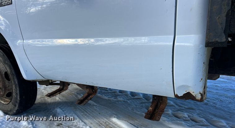 image for item ET6771 1999 Ford F550 flatbed truck